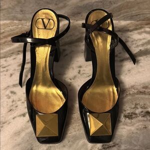 VALENTINO GARAVANI
Rockstud Leather Block Heel Pumps Size 38 ** Worn One Time!**